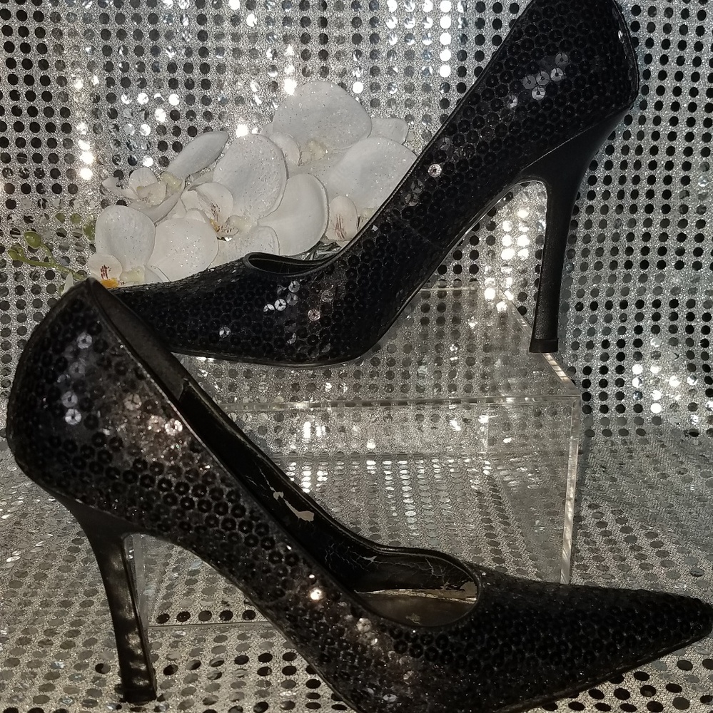 Black sequins pump by Steve Madden